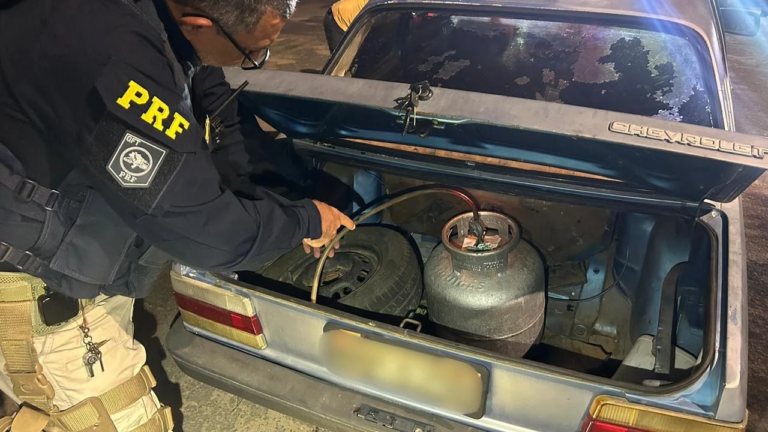 Fiscalização da PRF flagra e apreende carro com gás de cozinha ligado ao motor no interior do RN