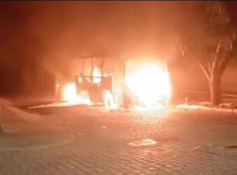 Criminosos incendeiam dois ônibus na Zona Oeste de Natal