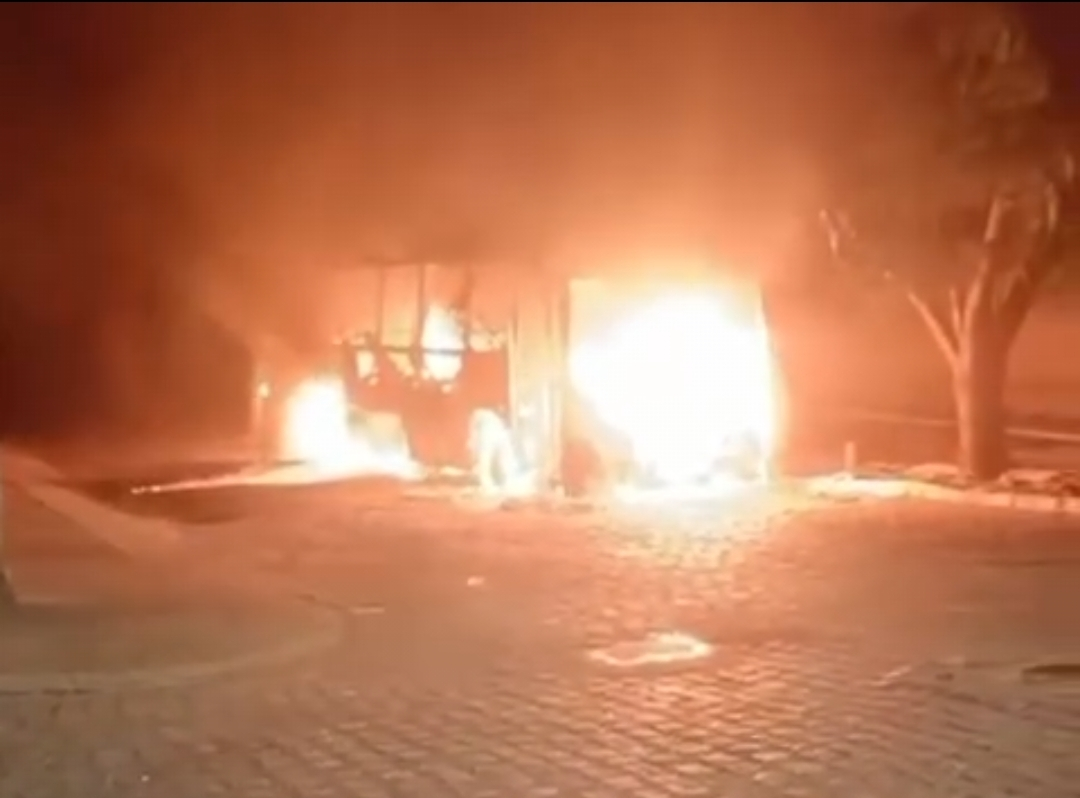 Criminosos incendeiam dois ônibus na Zona Oeste de Natal