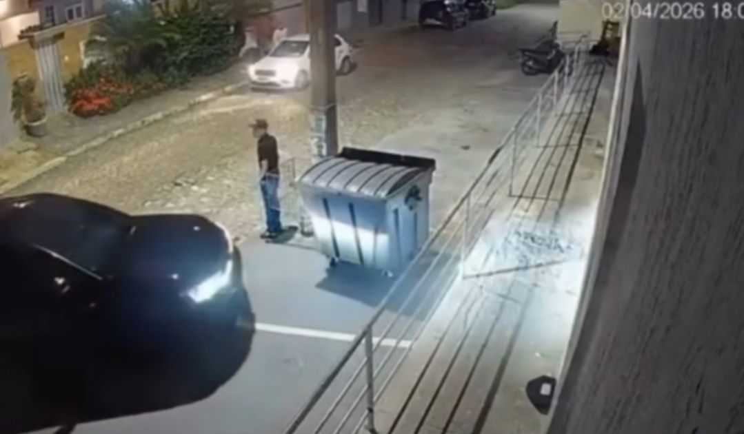 [VÍDEO] Mãe retira bebê às pressas do carro durante assalto na Zona Sul de Natal